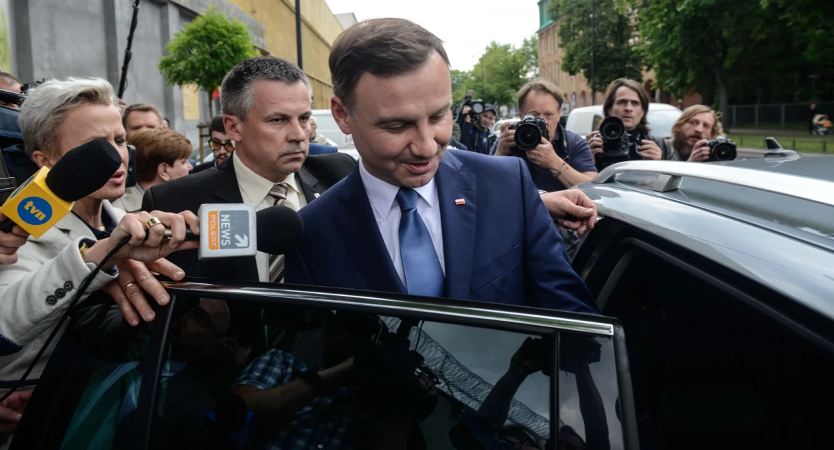 Biały Dom gratuluje Andrzejowi Dudzie i dziękuje za ostatnich pięć lat na stanowisku prezydenta Bronisławowi Komorowskiemu, W obu przypadkach mamy jednak do czynienia z oświadczeniem opublikowanym przez rzecznika Białego Domu. 