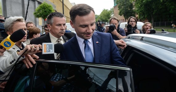 Biały Dom gratuluje Andrzejowi Dudzie i dziękuje za ostatnich pięć lat na stanowisku prezydenta Bronisławowi Komorowskiemu, W obu przypadkach mamy jednak do czynienia z oświadczeniem opublikowanym przez rzecznika Białego Domu. 