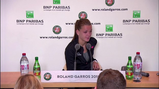 Łzy Radwańskiej po porażce z Anniką Beck w I rundzie Rolanda Garrosa. Agnieszka Radwańska, na konferencji po meczu z Beck miała jeszcze łzy w oczach. - Część sezonu rozgrywana na kortach ziemnych nie jest moją ulubioną. I wygląda na to, że to się wcale nie poprawi, wbrew temu, że staramy się robić wszystko, aby to zmienić. Nie pozostaje mi nic innego, jak zapomnieć o tej porażce i skoncentrować się na nawierzchni trawiastej - powiedziała Polka. Po Agnieszce wypowiedział się Czech Tomasz Berdych, który odprawił w I rundzie Japończyka Yoshihito Nishiokę 6-0, 7-5, 6-03. – Moje główne zadanie, to koncentrowanie się na każdy następnym meczu. Staram się pokazywać na co mnie stać w każdym zagraniu. Zarówno fizycznie, jak i mentalnie czuję się silny i to najlepszy początek turnieju, jaki mogłem sobie wymarzyć – powiedział Czech.
