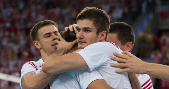 "Szczerze mówiąc, nigdy w życiu nawet nie marzyłem o tym, żeby być kapitanem reprezentacji, ale jak Stephane do mnie zadzwonił i zapytał, czy nie chciałbym takiej roli pełnić, to tak naprawdę długo się nie namyślałem" - mówi RMF FM Karol Kłos, nowy kapitan naszej siatkarskiej reprezentacji. Już w czwartek biało-czerwoni rozpoczną udział w Lidze Światowej - ich rywalami będą Rosjanie.