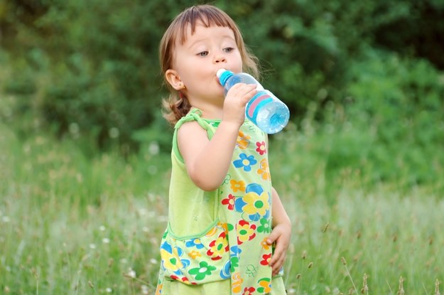 Dzieci w większym stopniu niż dorośli są narażone na negatywne konsekwencje niedoboru płynów. Regularne picie wody - płynu, który nawadnia najlepiej ze wszystkich napojów - zapobiega odwodnieniu i sprawia, że procesy zachodzące w organizmie dziecka przebiegają prawidłowo – podkreśla Małgorzata Więch z Instytutu Matki i Dziecka, ekspert kampanii "Woda na Start". 


Podczas zabawy czy nauki nasze pociechy często zapominają o regularnym piciu wody, dlatego rodzice powinni im o tym przypominać. Zwyczaju picia dobrej jakościowo wody należy uczyć dzieci już od najmłodszych lat. Powinniśmy podawać ją młodemu człowiekowi regularnie i małymi porcjami. Skutecznym sposobem jest również pokazanie dziecku, że picie wody może być ciekawe oraz atrakcyjne, np. poprzez podawanie wody w kolorowym naczyniu, ze słomką, plasterkiem cytryny, pomarańczy czy miętą.


Kształtowanie właściwych nawyków żywieniowych związanych z piciem wody wśród najmłodszych to rola rodziców, którzy powinni dawać dobry przykład swoim pociechom i uczyć je, jak istotne jest prawidłowe nawodnienie organizmu. Najmłodsi nauczą się, że woda jest zdrowa i skutecznie gasi pragnienie tylko wówczas, kiedy zobaczą, że ich rodzice chętnie i regularnie sięgają po nią każdego dnia.