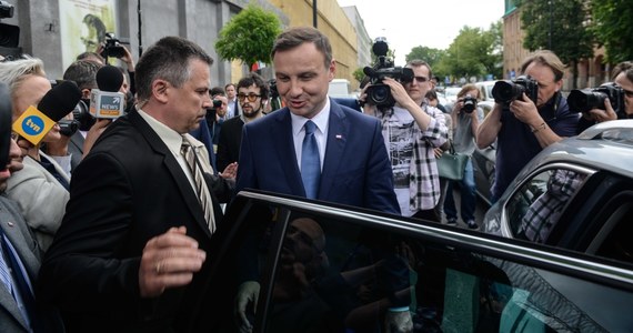 Minister spraw wewnętrznych Teresa Piotrowska wydała niejawną decyzję, na mocy której prezydent elekt Andrzej Duda został objęty ochroną BOR-u - wynika z nieoficjalnych informacji Polskiej Agencji Prasowej ze źródeł zbliżonych do MSW. Dopytywana o to rzeczniczka resortu Małgorzata Woźniak odparła jedynie, że minister spraw wewnętrznych "podjęła decyzję w tej sprawie" w poniedziałek. "O szczegółach tej decyzji nie mogę powiedzieć, bo ma ona charakter niejawny" - powiedziała.