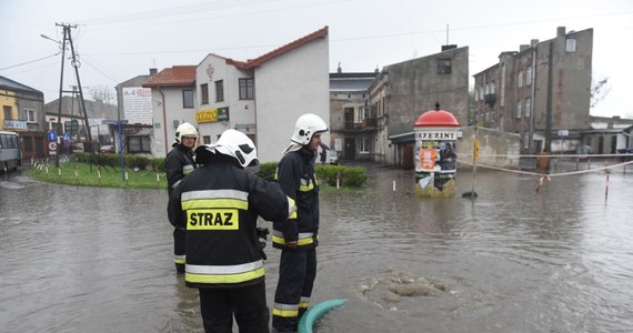 Pracowita noc w strugach deszczu na Lubelszczyźnie. Intensywne opady przemieszczają się na północ regionu, w kierunku Podlasia. ​Jak szacują strażacy, zaledwie w ciągu godziny mogło spaść nawet 30-40 litrów na metr kwadratowy. 