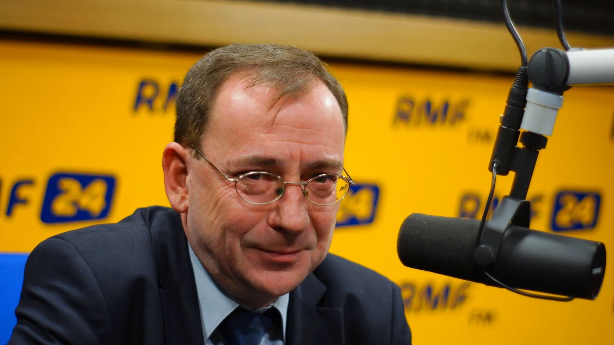 "Jarosław Kaczyński podjął decyzję, że nie będzie twarzą kampanii, ale tą kampanią kierował. Dlaczego nie było go widać? Bo kampania była spersonalizowana" - mówi w Kontrwywiadzie RMF FM wiceprezes PiS Mariusz Kamiński. "Jarosław Kaczyński jest naszym kandydatem na premiera, jest liderem opozycji. Jestem przekonany, że będziemy mogli razem zmieniać Polskę po jesiennych wyborach" - dodaje. Andrzej Duda ułaskawi Mariusza Kamińskiego? "Nawet o tym nie myślę". Zdaniem Kamińskiego "ten wyrok jest absurdalny co do zasady". "Nie interesuje mnie prawo łaski. Interesuje mnie pełne uniewinnienie przed sądem" - mówi gość Kontrwywiadu. "Sąd się myli. Czekam cierpliwie na pisemne uzasadnienie wyroku i będę mógł składać apelację" - komentuje Mariusz Kamiński.