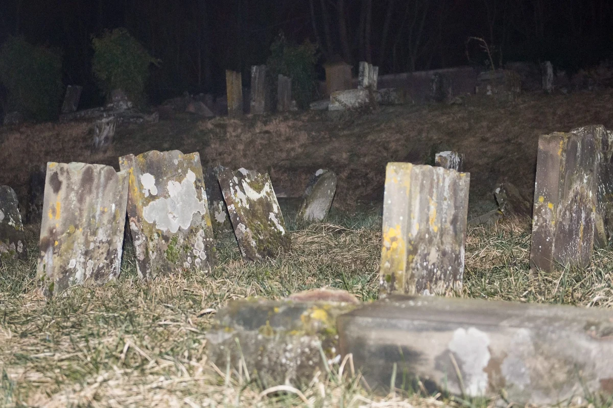 Robiły sobie wyzywające zdjęcia na żydowskim cmentarzu, teraz zajmie się nimi prokuratura. Jak dowiedział się reporter RMF FM Grzegorz Kwolek, fundacja zajmującą się odnową zniszczonych, żydowskich nekropolii złożyła doniesienie ws. dwóch nastolatek, które opublikowały w internecie skandaliczne fotografie z sesji na cmentarzu w Kaliszu.