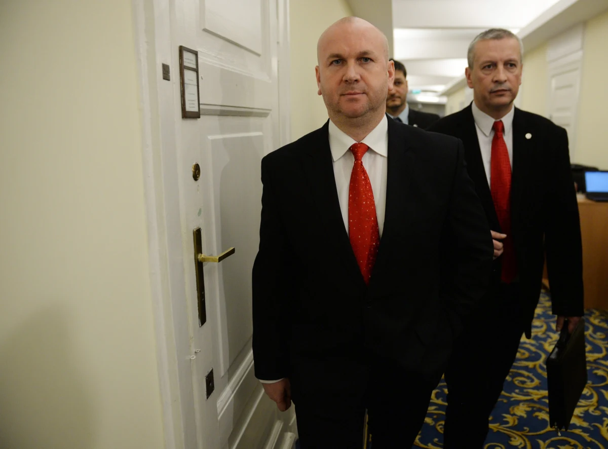 "Doszło do ujawnienia tajemnicy państwowej, działań operacyjnych CBA, osobie nieupoważnionej. Bieńkowska nie było osobą upoważnioną, żeby rozmawiać o sprawie Burego i Rynasiewicza" - mówi w Kontrwywiadzie RMF FM były szef CBA Mariusz Kamiński pytany przez słuchaczy o rozmowę Wojtunik-Bieńkowska. "Moim zdaniem Wojtunik łamie prawo w tej rozmowie i myślę, że powinna się tym zająć prokuratura" - ocenia. Kamiński dodaje: "Ta rozmowa była dla mnie czymś bardzo przykrym". "Nie po to tworzyliśmy taką instytucję, żeby szef tej instytucji był częścią pewnego układu" - mówi gość RMF FM.