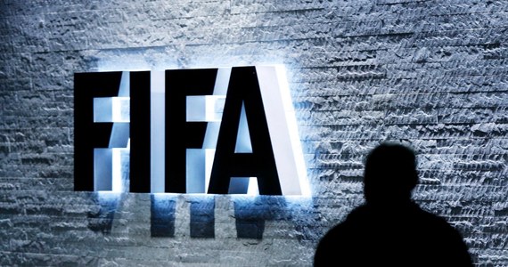 Kongres FIFA na pewno się odbędzie! "Sekretarz Generalny i prezydent Sepp Blatter nie są objęci żadnym śledztwem. To FIFA jest w tej sprawie stroną poszkodowaną. Mistrzostwa świata w Rosji i Katarze zostaną zorganizowane zgodnie z planem" - mówi rzecznik Międzynarodowej Federacji Piłkarskiej. Policja aresztowała w Zurychu grupę wysokich rangą działaczy FIFA, podejrzewanych przez władze USA o korupcję przy wyborze gospodarzy MŚ 2018 i 2022. Szwajcarski wymiar sprawiedliwości zablokował też rachunki bankowe FIFA.  