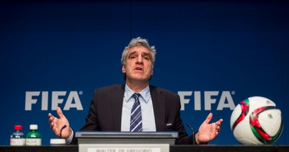 "To FIFA jest poszkodowaną stroną w tej sprawie" - wypalił radośnie rzecznik Walter De Gregorio. Mimo porannego zatrzymania dziewięciu prominentnych działaczy, humory w światowej federacji futbolowej są bardzo dobre. W piątek zgodnie z planem odbędą się wybory szefa, a mundiale w Rosji i Katarze są niezagrożone.