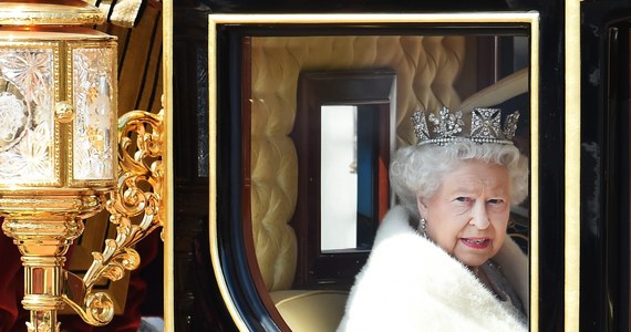 Brytyjska królowa Elżbieta II poinformowała w swej mowie tronowej w parlamencie, że nowy gabinet premiera Davida Camerona będzie kontynuował długoterminowy plan gospodarczy, mający na celu zmniejszenie deficytu i poprawę standardu życia. 