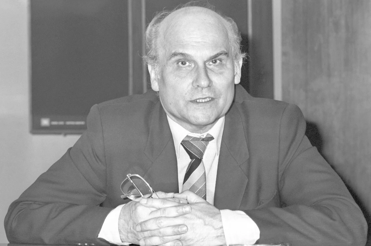 Artur Domosławski ma przeprosić wdowę po Ryszardzie Kapuścińskim za swą głośną książkę o pisarzu - orzekł Sąd Okręgowy w Warszawie. Uwzględnił także częściowo żądanie zakazu wznowienia publikacji książki. Chodzi o jeden z kwestionowanych przez powódkę rozdziałów.