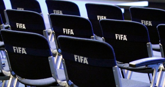 FIFA to nie mafia, a Sepp Blatter na pewno nie jest zamieszany w aferę. Były prezes PZPN Michał Listkiewicz broni obecnego sternika światowej piłki. Jak mówi, nie można winić całej organizacji za grzechy działaczy z Ameryki Łacińskiej, bo FIFA nie ma wpływu kogo lokalne federacje kierują do władz światowych. 