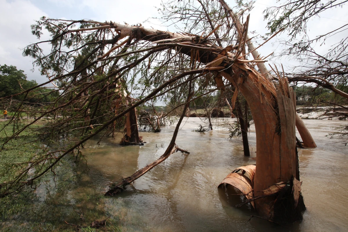 Szalejąca od kilku dni powódź spowodowana burzami i tornadami, spustoszyła amerykańskie stany Teksas i Oklahomę oraz północny Nowy Meksyk. Zginęło co najmniej 31 osób, natomiast 13 jest zaginionych.  