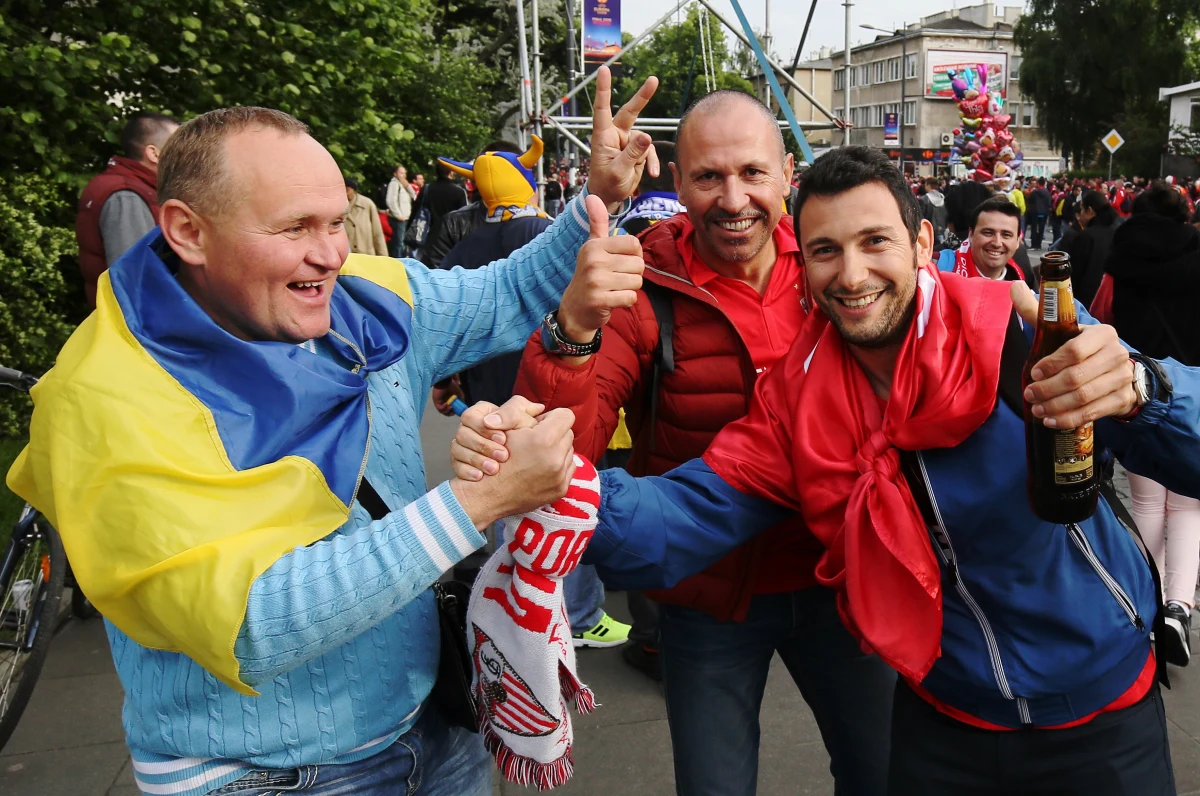 Kibice Dnipro Dniepropietrowsk i Sevilli wchodzą na trybuny Stadionu Narodowego w Warszawie, gdzie ich piłkarze zagrają w finale Ligi Europejskiej. Dach obiektu, w przeciwieństwie do poprzedniego dnia, jest otwarty. 