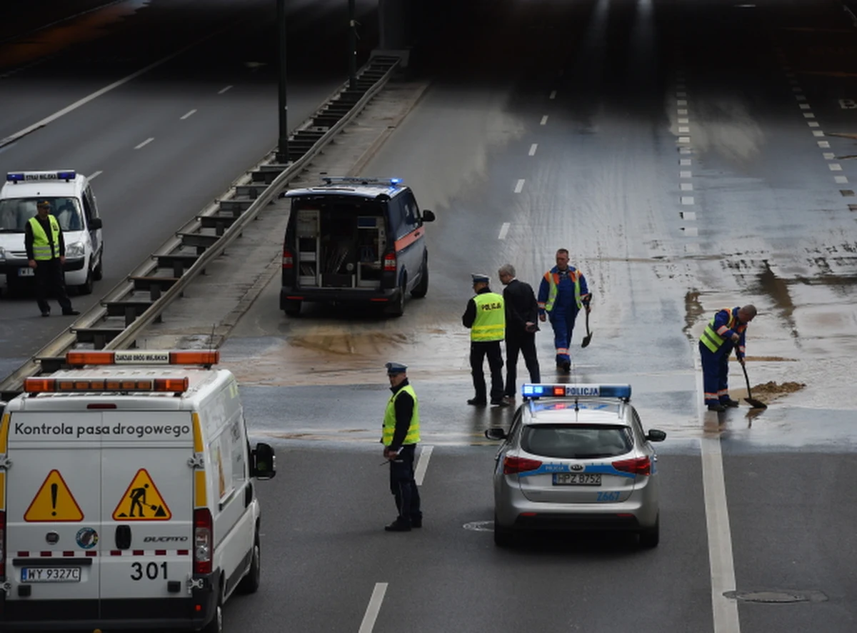 Przywrócono ruch na zewnętrznych pasach Trasy Łazienkowskiej w Warszawie. Na wewnętrznych pasach służby wodociągowe nadal pracuje nad usunięciem awarii wodociągu.