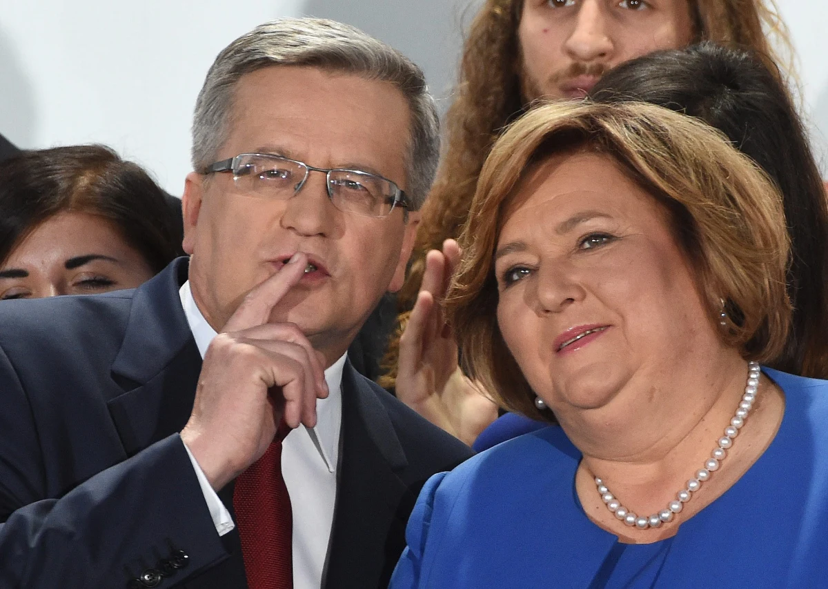 Około miliona złotych będzie kosztować wymiana władzy w Pałacu Prezydenckim. Sam prezydent Bronisław Komorowski otrzyma odprawę w wysokości około 60 tysięcy złotych. To zwykłe zasady dotyczące wszystkich pracujących gdzieś na stałe i dłużej niż trzy lata. Odprawa wynosi wtedy trzykrotność miesięcznych poborów.