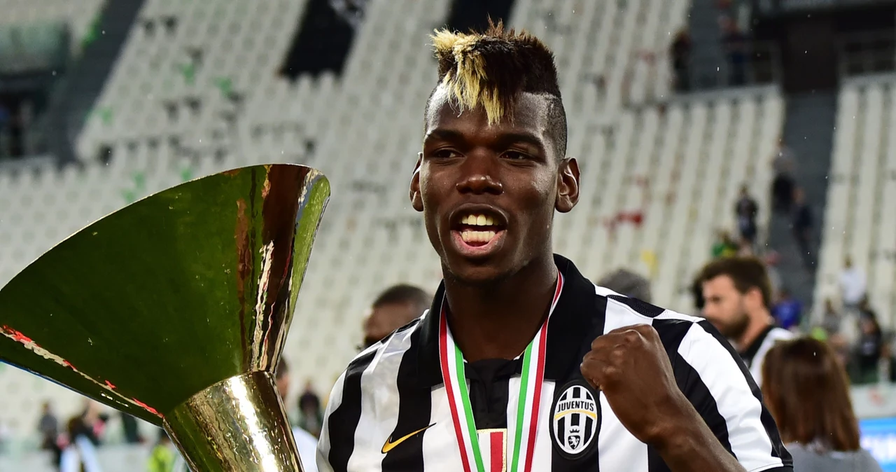 Paul Pogba z trofeum za mistrzostwo Włoch