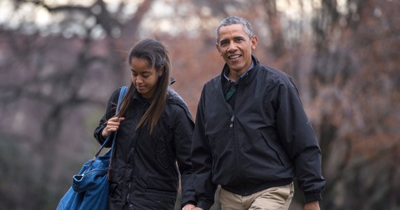 23-letni adwokat z Kenii ma absolutnie poważne zamiary wobec 16-letniej Malii, córki prezydenta USA Baracka Obamy. Oferuje za dziewczynę 50 krów, 70 owiec i jeszcze 30 kóz - pisze z Nairobi agencja dpa. 