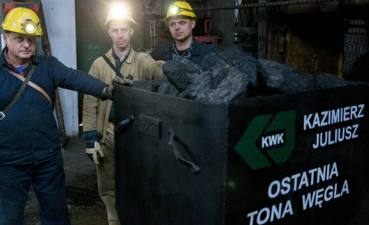 Ostatnią tonę węgla uroczyście wydobyto na powierzchnię kopalni Kazimierz-Juliusz w Sosnowcu. Była to ostatnia czynna jeszcze kopalnia węgla kamiennego w Zagłębiu Dąbrowskim. 