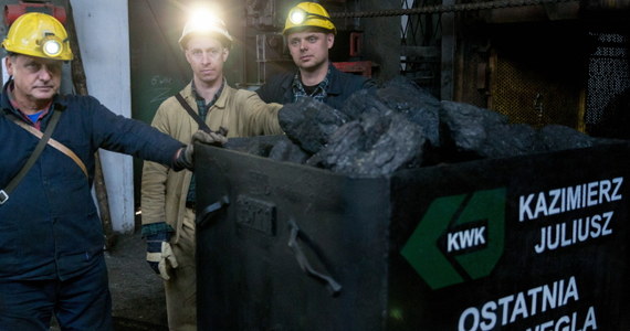 Ostatnią tonę węgla uroczyście wydobyto na powierzchnię kopalni Kazimierz-Juliusz w Sosnowcu. Była to ostatnia czynna jeszcze kopalnia węgla kamiennego w Zagłębiu Dąbrowskim. 