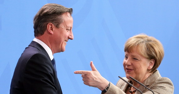 Brytyjski premier David Cameron zapewnił podczas spotkania z niemiecką kanclerz Angelą Merkel, że Londyn nie dąży do zlikwidowania swobodnego przepływu osób w UE, lecz chce zapobiec wyłudzaniu świadczeń socjalnych przez imigrantów. Kanclerz Angela Merkel nie wykluczyła zmiany traktatów UE,  aby zatrzymać Wielką Brytanię w Unii Europejskiej. 