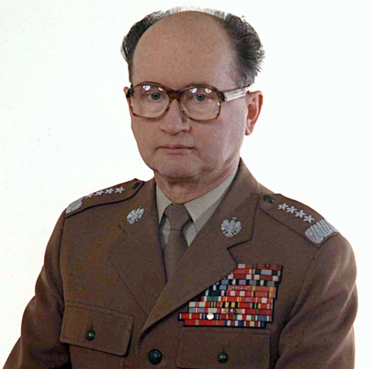 W weekendowym wydaniu „Fakt” przygląda się ostatniej woli generała Wojciecha Jaruzelskiego. „Wart 5 milionów zł dom w stolicy, poniemieckie gospodarstwo na Mazurach, gdzie gen. Jaruzelski  z całą rodzina przed laty spędzał wakacje. Do tego obrazy i pamiątki rodzinne. Wszystko to należy dziś do córki zmarłego rok temu dygnitarza Moniki Jaruzelskiej. Wdowa po generale Barbara nie dostała nic – poza rentą rodzinną po zmarłym mężu w wysokości ok. 4 tys. zł” – zauważa tabloid. 