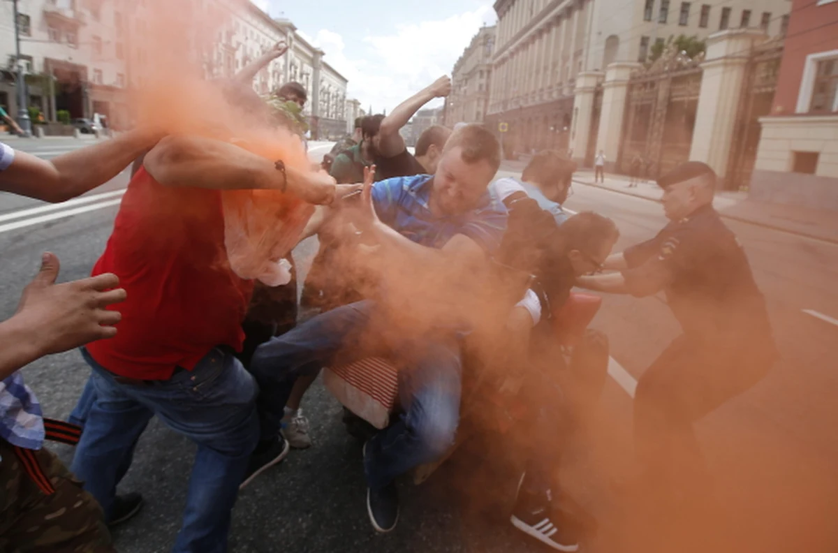 Moskiewska policja zatrzymała  15 osób po incydencie, do jakiego doszło podczas nielegalnej demonstracji aktywistów na rzecz praw gejów. Wśród zatrzymanych są zarówno zwolennicy związków homoseksualnych, jak i zagorzali oponenci.