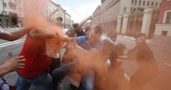 Moskiewska policja zatrzymała  15 osób po incydencie, do jakiego doszło podczas nielegalnej demonstracji aktywistów na rzecz praw gejów. Wśród zatrzymanych są zarówno zwolennicy związków homoseksualnych, jak i zagorzali oponenci.