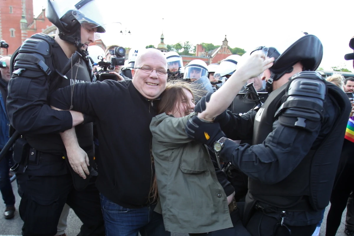 Około tysiąca osób uczestniczyło w Trójmiejskim Marszu Równości pod hasłem: "jesteśmy rodziną" w Gdańsku. Przemarsz próbowały zakłócić osoby związane ze środowiskiem narodowców, uczestniczące w kontrmarszu. Policja informuje o czterech zatrzymanych.  