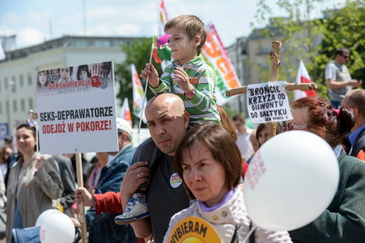 Około 5 tysięcy osób wzięło udział w dziesiątym Marszu dla Życia i Rodziny, który przeszedł ulicami Warszawy. Jego uczestnicy manifestowali przywiązanie do wartości rodzinnych i szacunek dla życia ludzkiego. Mieli ze sobą transparenty z hasłami: "Wychowanie do odpowiedzialności nie do wolnej miłości", "Gender - doktryna a nie nauka", "Seks - deprawatorze odejdź w pokorze!", "Nie ma ten rozumu krzty, kto nie widzi różnic płci", "Rząd gorszy niż Sowieci, chce nam deprawować dzieci", Ministerstwo Edukacji czy deprawacji?". 