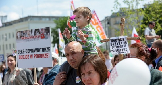 Około 5 tysięcy osób wzięło udział w dziesiątym Marszu dla Życia i Rodziny, który przeszedł ulicami Warszawy. Jego uczestnicy manifestowali przywiązanie do wartości rodzinnych i szacunek dla życia ludzkiego. Mieli ze sobą transparenty z hasłami: "Wychowanie do odpowiedzialności nie do wolnej miłości", "Gender - doktryna a nie nauka", "Seks - deprawatorze odejdź w pokorze!", "Nie ma ten rozumu krzty, kto nie widzi różnic płci", "Rząd gorszy niż Sowieci, chce nam deprawować dzieci", Ministerstwo Edukacji czy deprawacji?". 