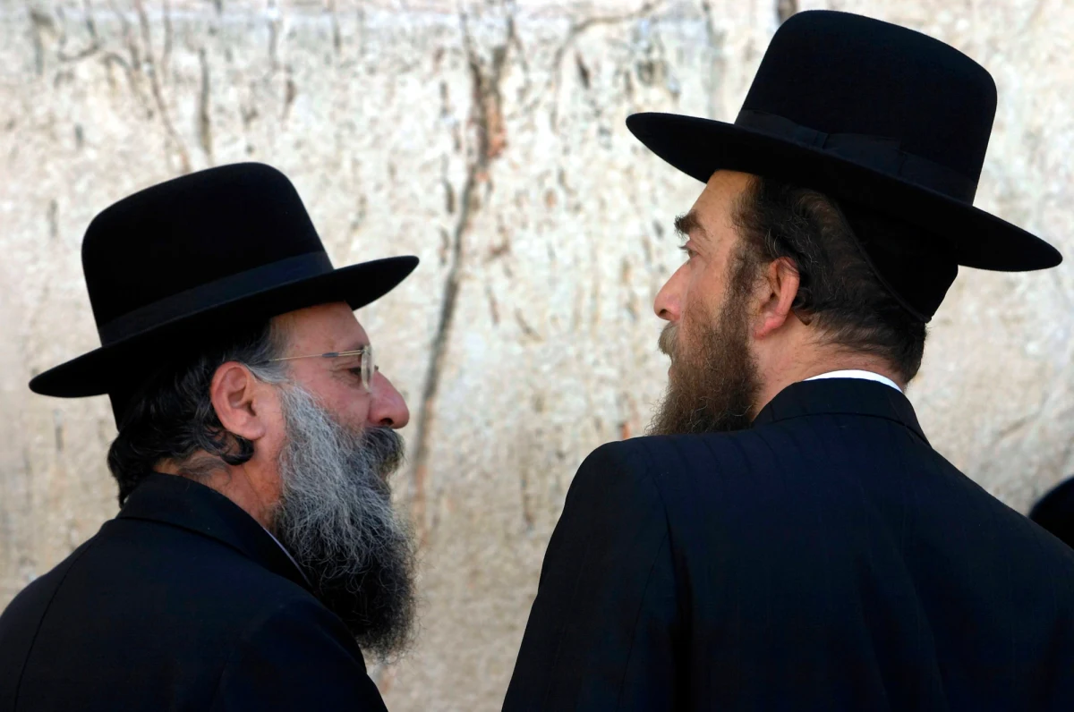 Brytyjską opinię publiczną zbulwersowała sprawa ultra-ortodoksyjnych Żydów, którzy postanowili zabronić kobietom prowadzenia aut. Według nakazu londyńskiego lidera chasydzkiej sekty Belz - Yissachara Dova Rokeacha, każde dziecko przywożone przez matkę do szkoły ma być zawracane do domu. 