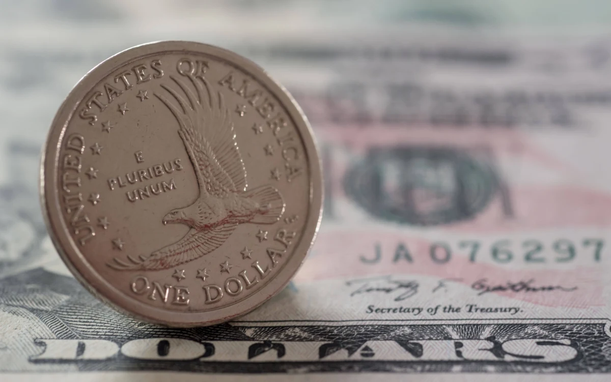 Osiem lat więzienia grozi trzem mężczyznom, którzy oferowali zwykłe jednodolarówki jako kolekcjonerskie monety. Wyłudzili w ten sposób w sumie ponad 110 tysięcy złotych od mieszkańców Zgierza, Częstochowy, Ciechanowa i Grodziska Mazowieckiego. Usłyszeli zarzuty oszustwa. 