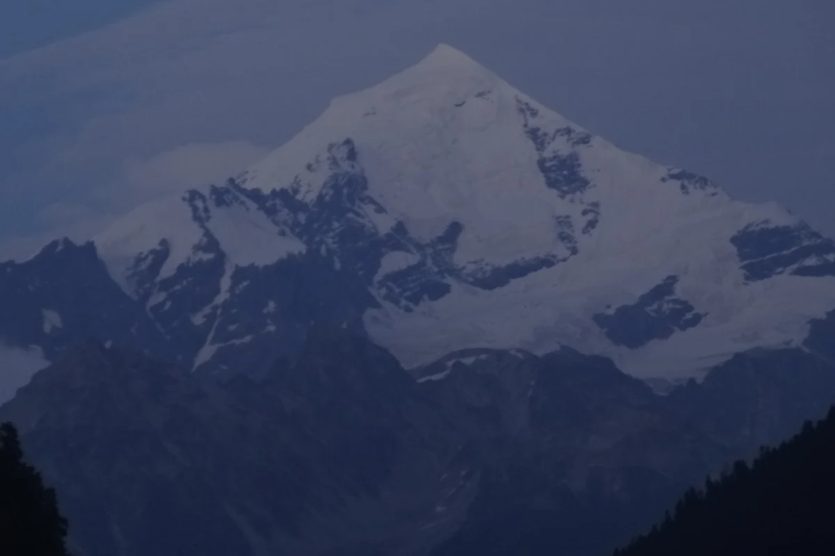 Trzej Polacy, którzy utknęli na górze Tetnuldi na Kaukazie, są już bezpieczni. Ewakuował ich stamtąd śmigłowiec gruzińskich służb ratunkowych. Polacy koczowali pod szczytem przez dwa dni. Nie mogli zjeść w bezpieczne miejsce z powodu śnieżycy.