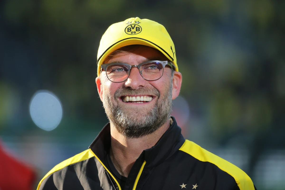 Juergen Klopp po 7 latach zakończył pracę w Borussii Dortmund i choć w ostatnich tygodniach był wiązany z największymi potęgami, na razie nie obejmie żadnego innego zespołu. Poinformował, że robi sobie przerwę w karierze trenerskiej. Nie sprecyzował jednak, jak długo zamierza odpoczywać od futbolu.