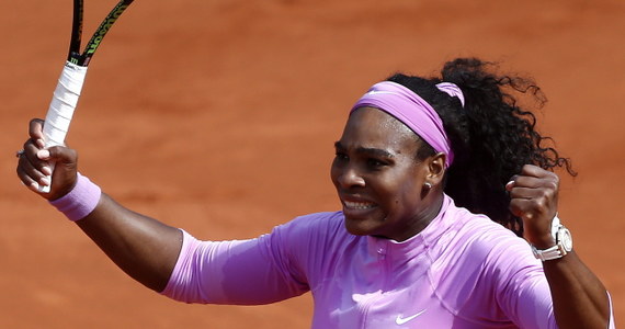 Amerykanka Serena Williams awansowała do ćwierćfinału wielkoszlemowego turnieju tenisowego French Open na kortach ziemnych w Paryżu. Liderka światowego rankingu po ponad dwóch godzinach pokonała rodaczkę Sloane Stephens 1:6, 7:5, 6:3.