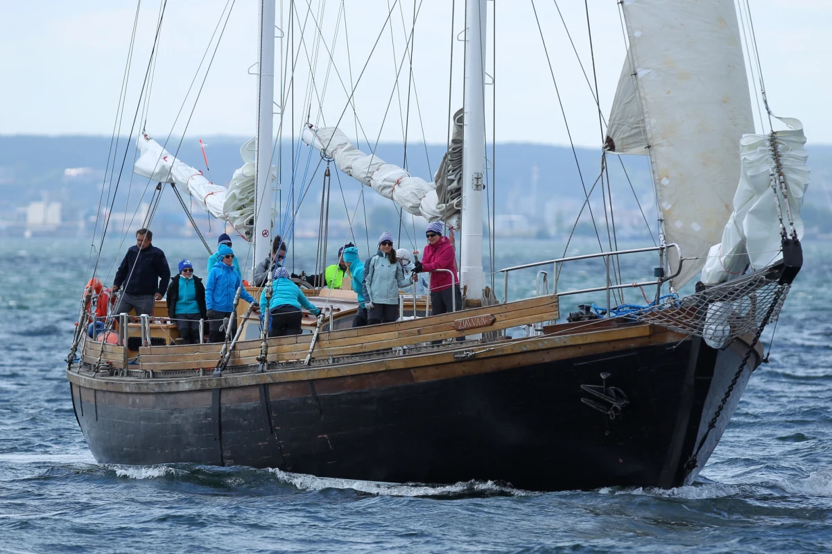 Dwanaście osób zostało ewakuowanych z jachtu "Zjawa IV" na Bałtyku. Załoga wezwała pomoc. Jednostka zaczęła nabierać wody około 100 kilometrów na północ od Władysławowa. 15 osobom, które były na pokładzie, nic nie grozi. Jacht jest holowany do portu we Władysławowie.