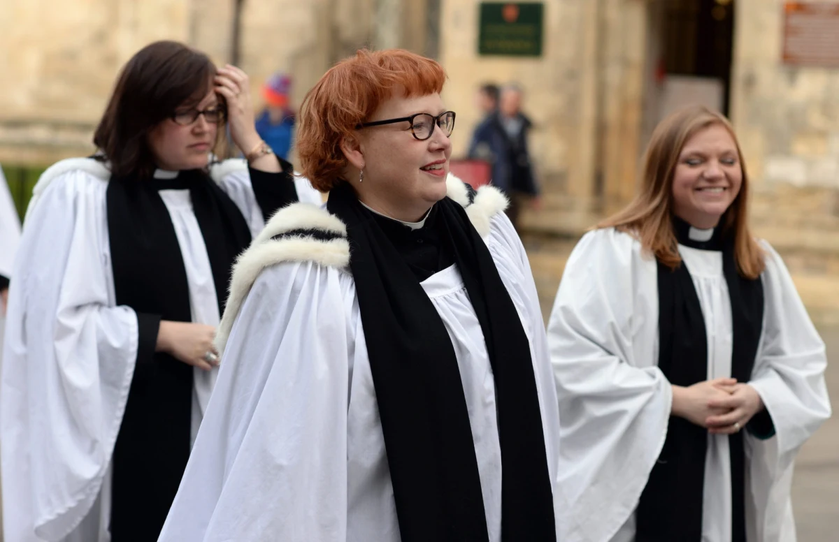 Grupa kobiet-księży w Kościele anglikańskim rozpoczęła kampanię, mającą na celu emancypację języka używanego w modlitwach i podczas odprawiania liturgii. Chcą zmienić zaimek osobowy Boga i zwracać się do niego jako do "niej".