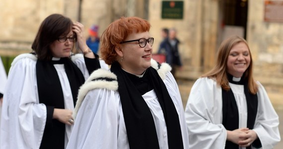 Grupa kobiet-księży w Kościele anglikańskim rozpoczęła kampanię, mającą na celu emancypację języka używanego w modlitwach i podczas odprawiania liturgii. Chcą zmienić zaimek osobowy Boga i zwracać się do niego jako do "niej".