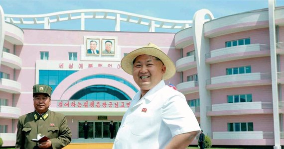 Kim Dzong Un schudł - odnotowują zagraniczne media. Na opublikowanych 1 czerwca zdjęciach widać przywódcę Korei Północnej na tle nowo otwartego sierocińca. Dyktator pozuje w białej koszuli i kapeluszu i - jak zauważają komentatorzy - z mniejszym zapasem kilogramów. 