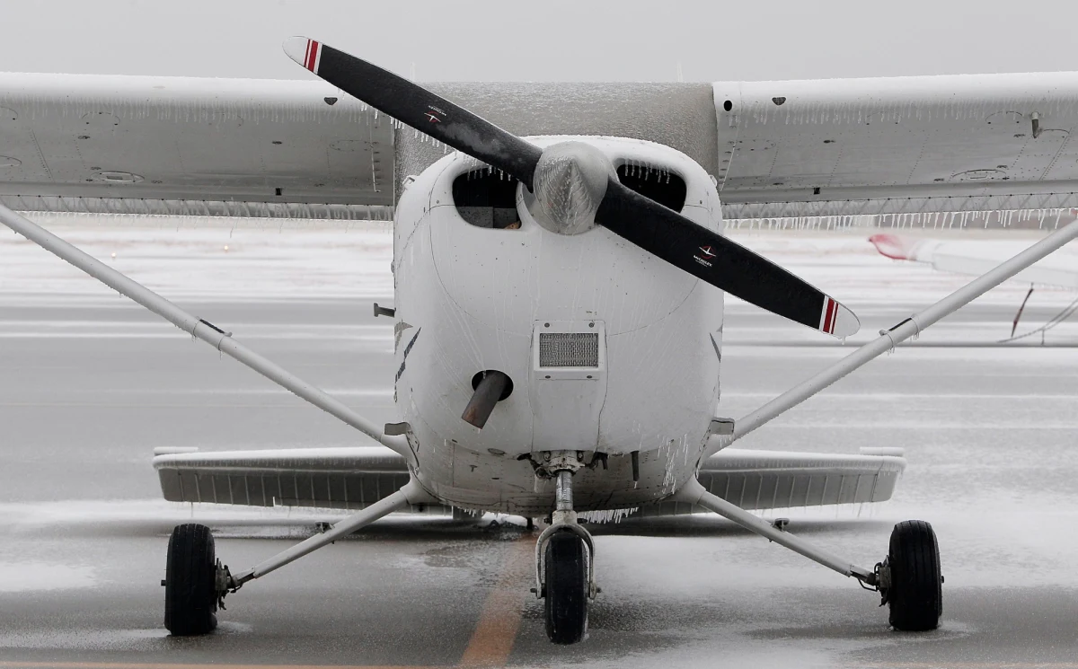 FBI wykorzystuje samoloty wyposażone w kamery i anteny, by prowadzić monitoring i inwigilację Amerykanów – twierdzi agencja Associated Press. Według AP Biuro wykorzystuje samoloty m.in. typu Cessna, które oficjalnie - jak wynika z dokumentów rejestracyjnych - należą do 13 fikcyjnych prywatnych firm. Wyposażone są w technologię umożliwiającą m.in. identyfikację osób znajdujących się w polu widzenia kamer i korzystających w tym czasie z telefonów komórkowych.