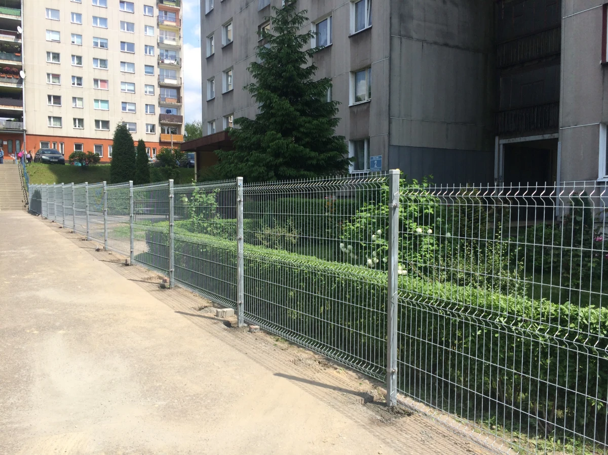 Zamiast sąsiedzkich dobrych stosunków płot i niezgoda. Mieszkańcy trzech bloków przy ul. Przyjaźni 2,4 i 6 w Będzinie są oburzeni, bo sąsiednia spółdzielnia  mieszkaniowa „Wspólnota”  stawia tuż przed wyjściem z ich klatek schodowych metalowe ogrodzenie.  Wspólnota nie chce, by ktoś spoza jej  członków korzystał z jej  placu parkingowego. Problem w tym, że płot bardzo utrudnia życie sąsiadom.