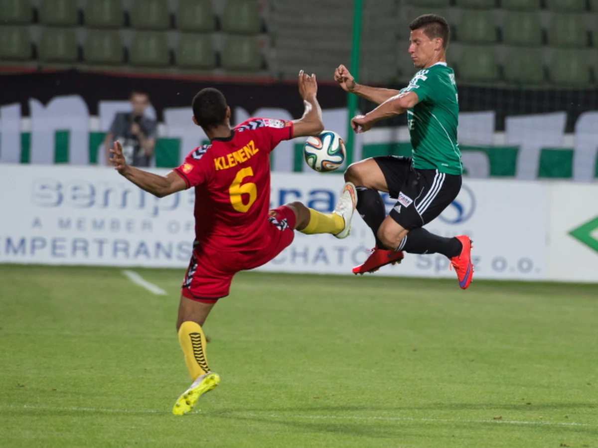 Po remisie z Koroną Kielce (2:2) drużyna prowadzona przez Kamila Kieresia w niesamowitych żegna się z Ekstraklasą. Taki los spotkał GKS Bełchatów i klub po raz czwarty w historii. Dopiero w ostatniej, piątkowej kolejce przekonamy się kto dołączy do piłkarzy GKS-u.