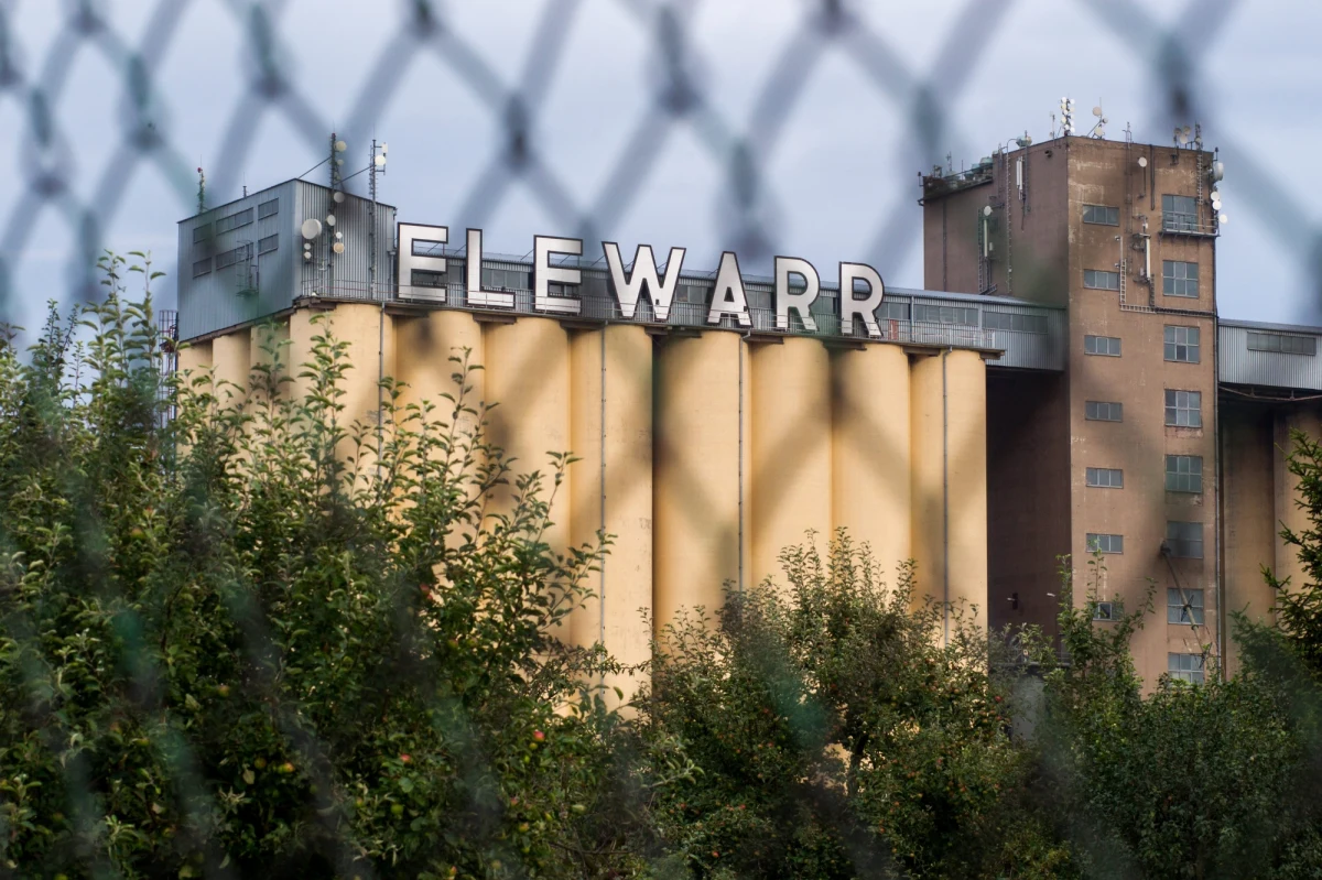 Najwyższa Izba Kontroli ocenia negatywnie sprawowanie nadzoru właścicielskiego nad ELEWARR sp. z o.o. przez Prezesa Agencji Rynku Rolnego. Spółka ELEWARR przestała pełnić kluczową rolę w stabilizacji rynku zbóż oraz w przechowywaniu zapasów interwencyjnych Unii Europejskiej. Zmalała też jej rola w przechowywaniu rezerw strategicznych. Przeprowadzone zmiany organizacyjne okazały się nieskuteczne. Prezes Agencji Rynku Rolnego nie zapobiegł też pogorszeniu sytuacji ekonomiczno-finansowej Spółki ELEWARR.