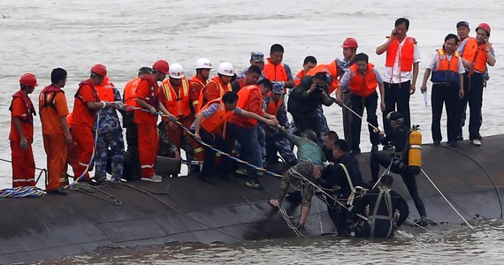 Chińskie władze nadal szukają ocalałych z katastrofy statku pasażerskiego, który w poniedziałek zatonął na rzece Jangcy z 456 osobami na pokładzie. Szanse na znalezienie żywych maleją. Ponad 400 osób uznaje się za zaginione, uratowano 14.