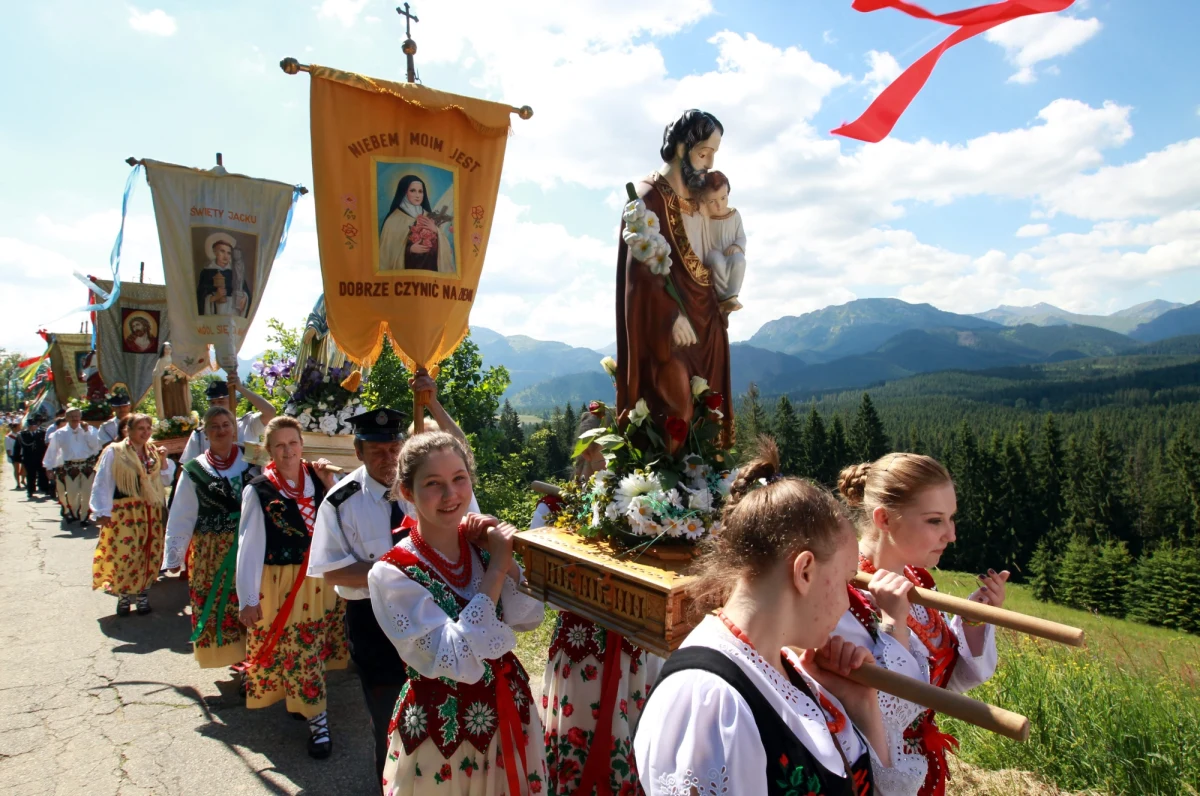 Boże Ciało to uroczystość ku czci Najświętszego Sakramentu, jej głównym punktem jest procesja. Wychodzimy na ulice z Chrystusem obecnym w Najświętszym Sakramencie, żeby Jego błogosławieństwo mogło dotrzeć do każdego człowieka - wyjaśnia prymas Polski abp Wojciech Polak.