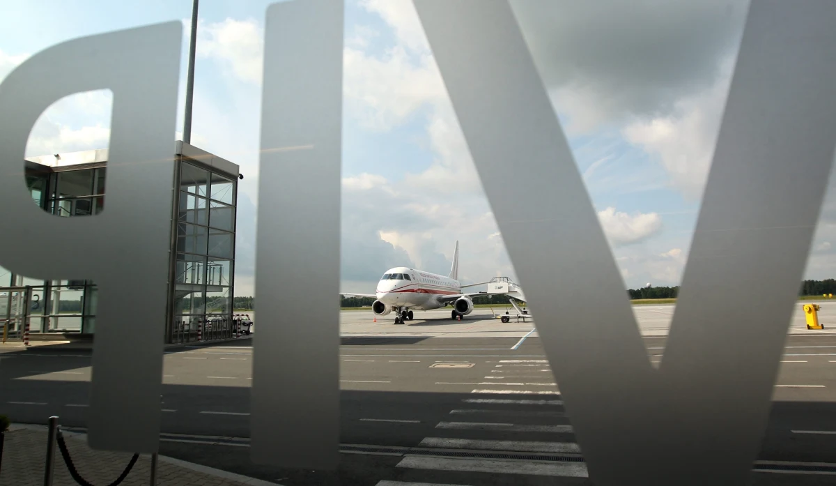 Awaria rządowego samolotu na lotnisku wojskowym w Warszawie. Maszyna miała problemy ze startem i nie wzbiła się w powietrze. Pilot zdołał jednak wyhamować samolot. Na pokładzie było 18 osób. "Było o krok od katastrofy" - opowiada na gorąco reporterowi RMF FM wicemarszałek Sejmu Jerzy Wenderlich.