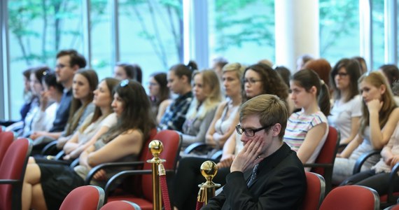 Czy maturzysta może odwołać się i zaskarżyć wynik egzaminu dojrzałości? Trybunał Konstytucyjny do 22 czerwca odroczył rozpatrzenie skargi 18 licealistów z Ostrowca Świętokrzyskiego, którym cztery lata temu unieważniono egzamin z chemii na poziomie rozszerzonym. Jeżeli Trybunał przyzna im racje, to tysiące maturzystów, którym zabrakło punktów niezbędnych do zdobycia miejsca na studiach, dostaną kolejną szansę na walkę o swoje prawa.