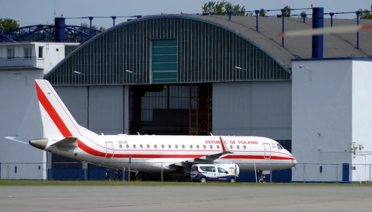 Szef Kancelarii Sejmu domaga się od prezesa LOT wyjaśnień w sprawie porannego incydentu z samolotem, którym do Czech miała podróżować delegacja polskich parlamentarzystów z marszałkiem Radosławem Sikorskim - dowiedział się reporter RMF FM. Z powodu awarii systemu nawigacji maszyna podczas startu musiała wyhamować. Nikomu nic się nie stało. 