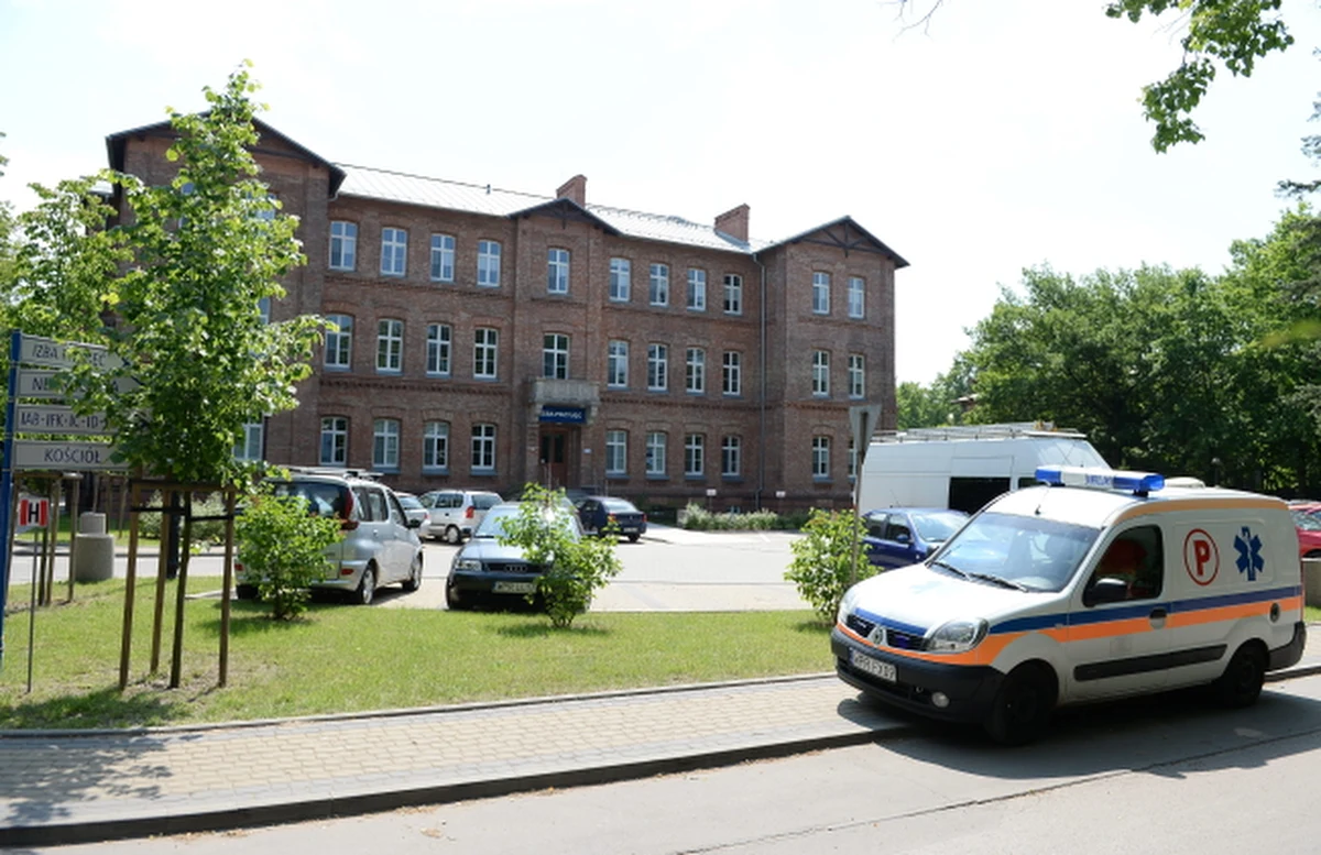 Zarzut zabójstwa usłyszał mężczyzna, który wczoraj zamordował innego pacjenta w szpitalu psychiatrycznym w Pruszkowie pod Warszawą. Sąd zdecydował dziś o trzymiesięcznym areszcie 36-latka. Odbyła się także sekcja zwłok zamordowanego mężczyzny. 