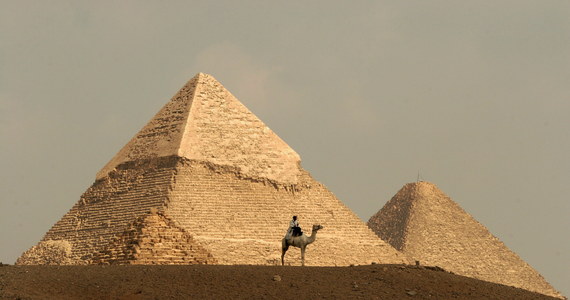 Dwaj napastnicy na motocyklu zastrzelili koło piramid w Gizie dwóch funkcjonariuszy formacji policyjnej zajmującej się ochroną turystyki i zabytków - poinformowała państwowa egipska agencja prasowa Mena. Sprawcy zamachu uciekli. 